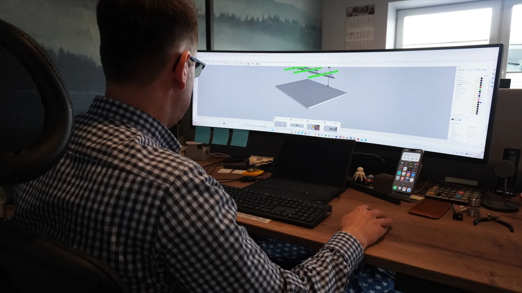 Konstrukteur von Drehweiche plant eine Rohrbahn am CAD-Arbeitsplatz