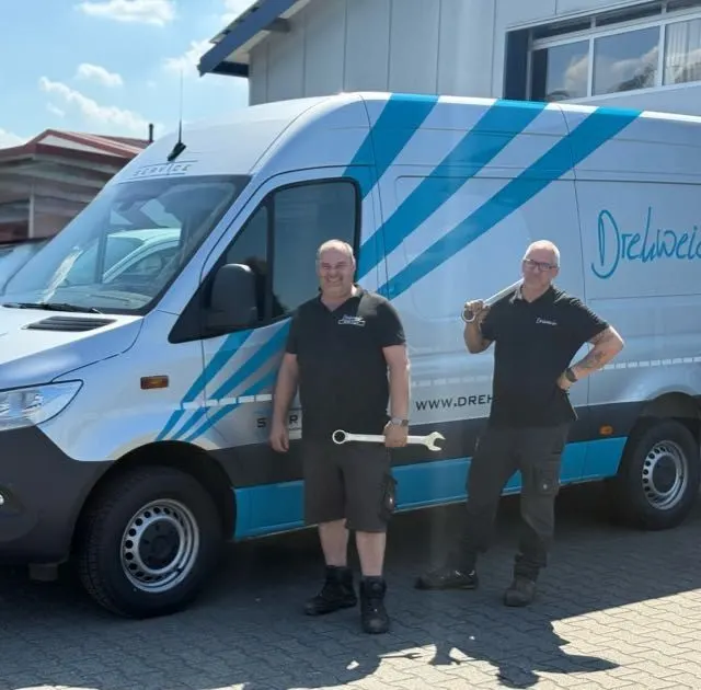 Zwei Monteure von Drehweiche mit Schraubenschlüsseln vor dem Servicewagen